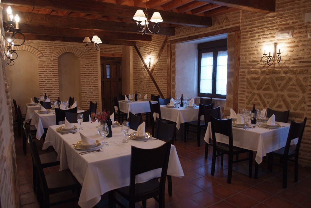La Casona De Dona Petra Hotel Villarmentero de Campos Bagian luar foto